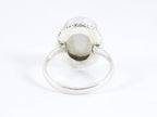 Bewerkte zilveren ring met regenboog maansteen afbeelding 3