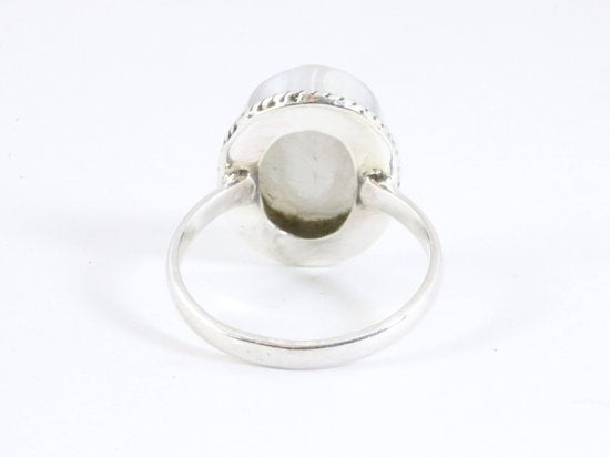 Bewerkte zilveren ring met regenboog maansteen afbeelding 3