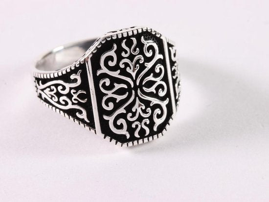 Zilveren herenring met fantasiegravering afbeelding 1