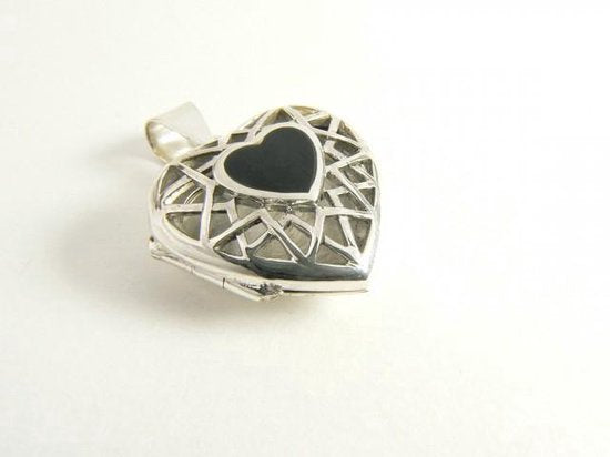 Opengewerkt hartvormig zilveren medaillon met onyx afbeelding 2