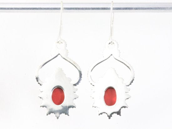 Bewerkte zilveren oorbellen met rode koraal steen afbeelding 2