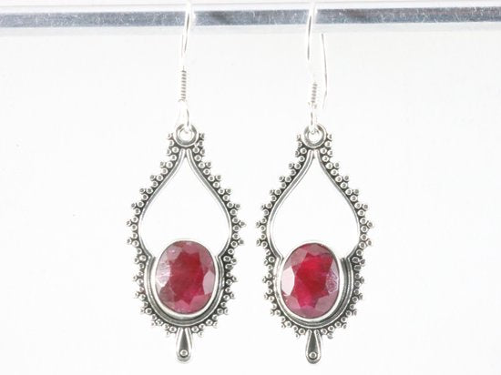 Bewerkte zilveren oorbellen met robijn afbeelding 4
