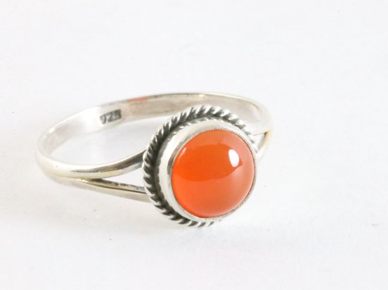 Fijne bewerkte ronde zilveren ring met carneool afbeelding 1