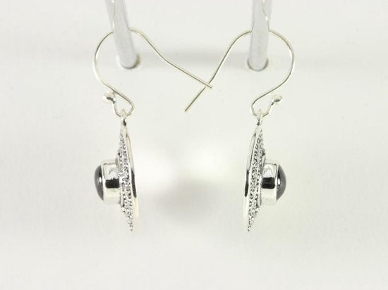 Ronde bewerkte zilveren oorbellen met granaat afbeelding 2