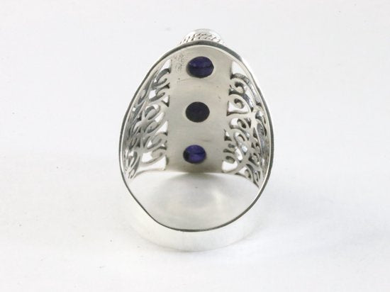 Langwerpige opengewerkte zilveren ring met blauwe saffier afbeelding 3
