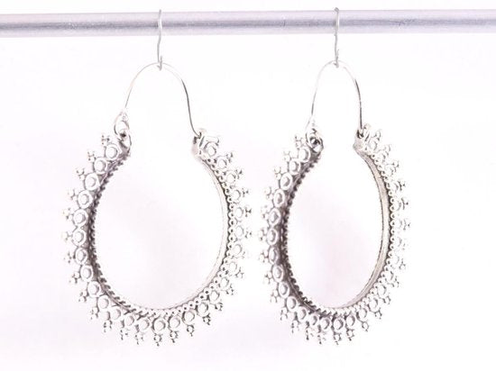Grote opengewerkte traditionele zilveren oorringen afbeelding 2