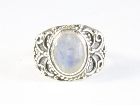 Bewerkte zilveren ring met regenboog maansteen afbeelding 4