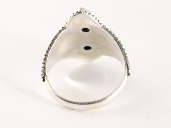 Bewerkte zilveren ring met lapis lazuli afbeelding 3