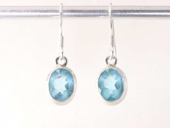 Fijne ovale zilveren oorbellen met blauwe topaas afbeelding 4