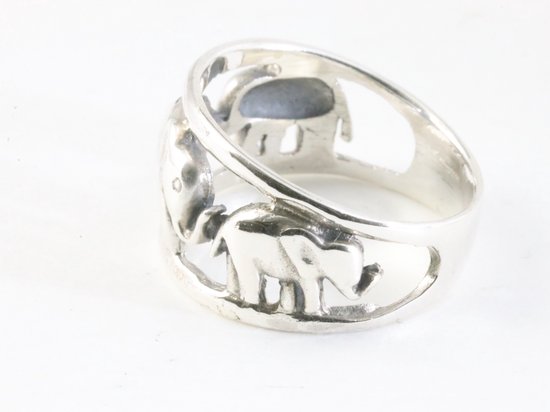 Opengewerkte zilveren ring met olifanten afbeelding 2