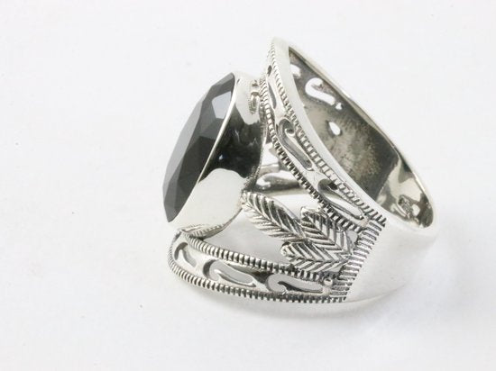 Opengewerkte zilveren ring met onyx afbeelding 2