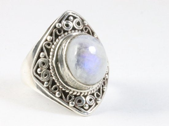 Bewerkte zilveren ring met regenboog maansteen afbeelding 1