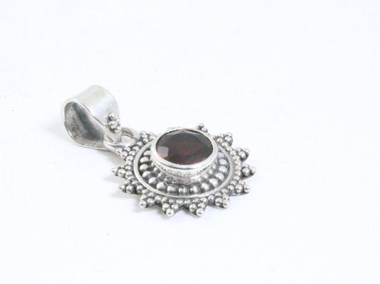 Fijne bewerkte ronde zilveren hanger met granaat aan ketting afbeelding 2