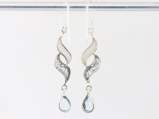 Lange zilveren oorbellen met blauwe topaas en parelmoer afbeelding 2