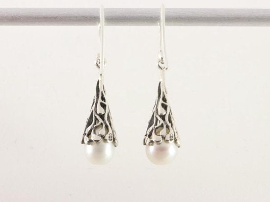 Fijne pegelvormige zilveren oorbellen met zoetwater parel afbeelding 3