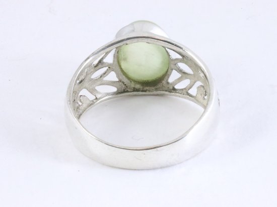 Opengewerkte zilveren ring met prehniet afbeelding 3