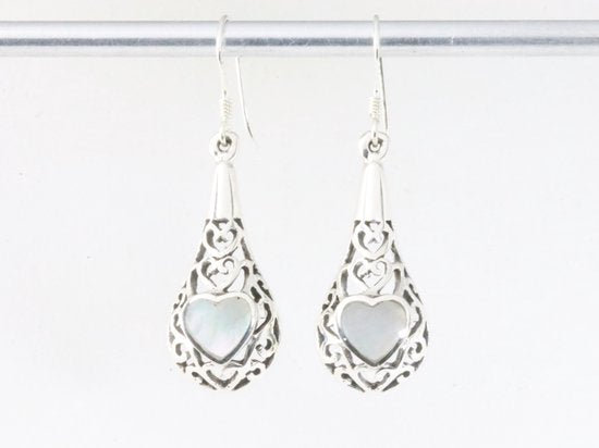 Opengewerkte zilveren oorbellen met parelmoer afbeelding 4