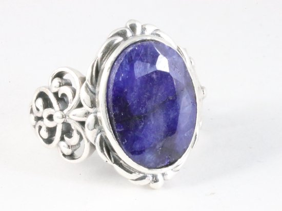 Opengewerkte zilveren ring met blauwe saffier afbeelding 1