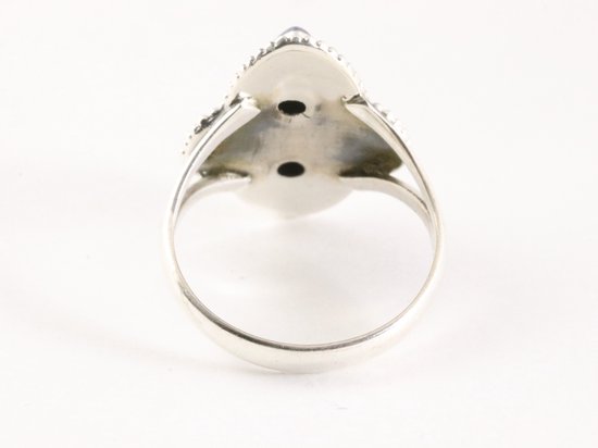Bewerkte zilveren ring met lapis lazuli afbeelding 3