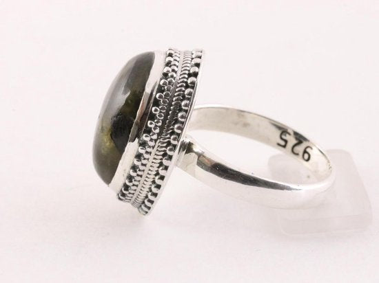 Zware bewerkte zilveren ring met labradoriet afbeelding 2