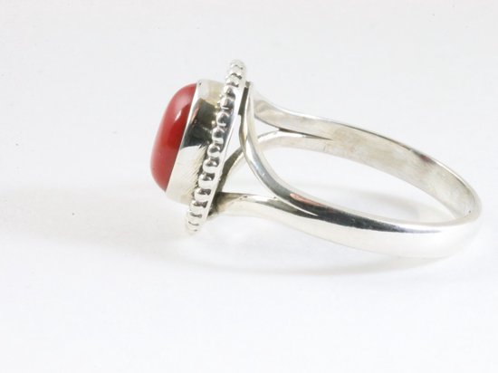 Bewerkte zilveren ring met rode koraal steen afbeelding 2