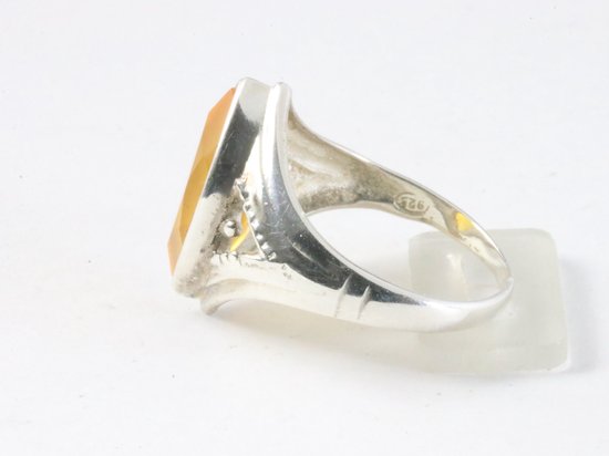Opengewerkte zilveren ring met gele carneool afbeelding 2