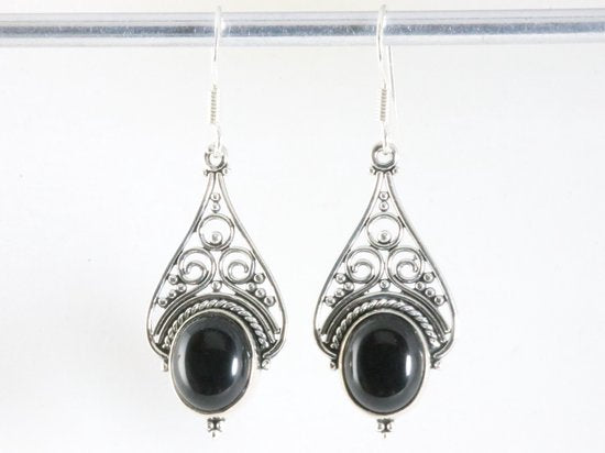 Lange opengewerkte zilveren oorbellen met onyx afbeelding 3