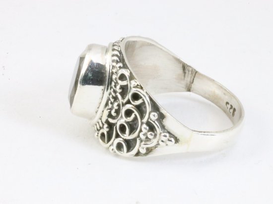 Bewerkte zilveren ring met bergkristal afbeelding 2