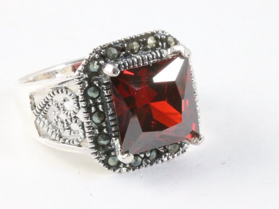 Opengewerkte zilveren ring met granaat en marcasiet afbeelding 1