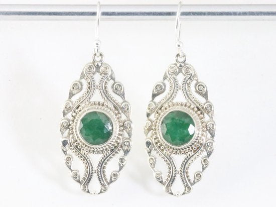 Lange opengewerkte zilveren oorbellen met smaragd afbeelding 3
