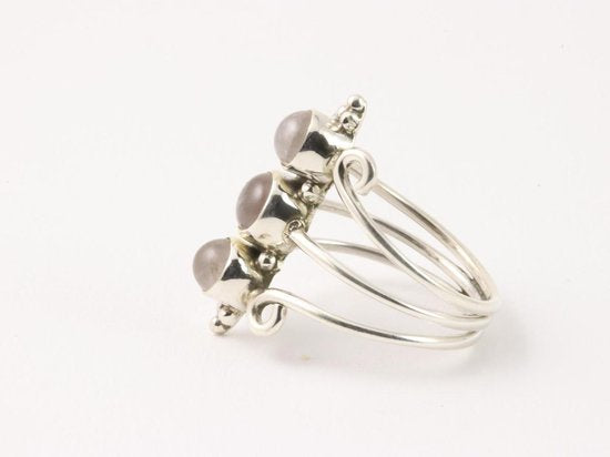 Opengewerkte zilveren ring met 3 rozenkwarts stenen afbeelding 2