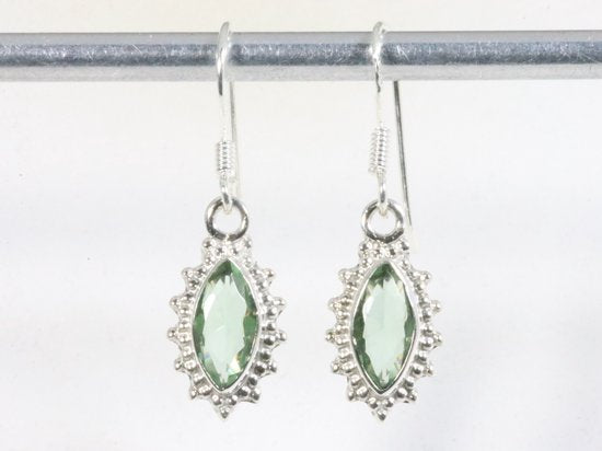 Fijne bewerkte zilveren oorbellen met groene amethist afbeelding 3