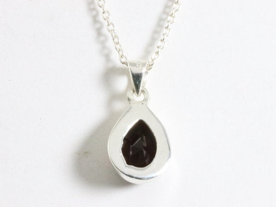 Druppelvormige zilveren hanger met granaat aan ketting afbeelding 3