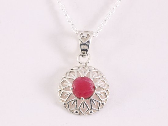 Fijne ronde opengewerkte zilveren hanger met robijn aan ketting afbeelding 4