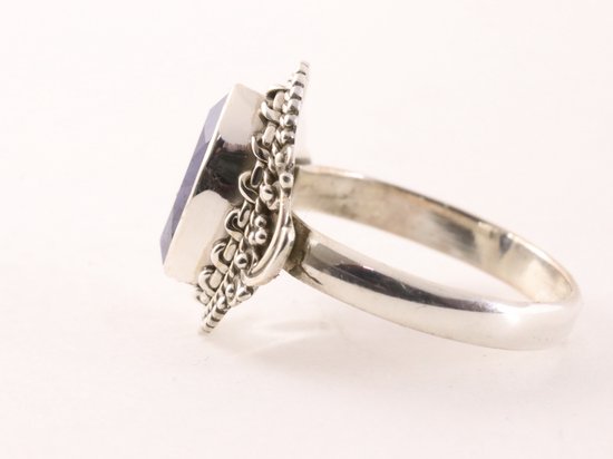 Bewerkte zilveren ring met blauwe saffier afbeelding 2