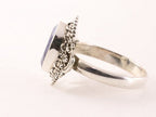Bewerkte zilveren ring met blauwe saffier afbeelding 2