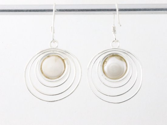 Ronde opengewerkte zilveren oorbellen met zoetwater parel afbeelding 3