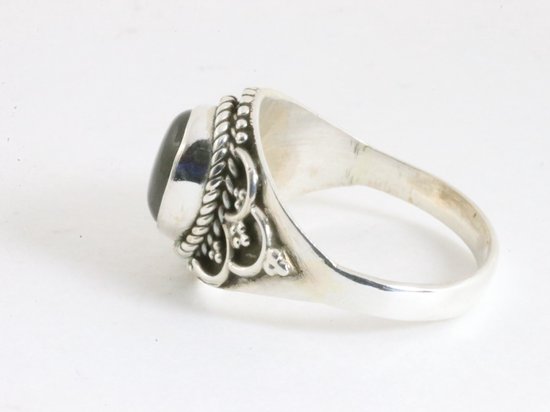 Bewerkte zilveren ring met labradoriet afbeelding 2