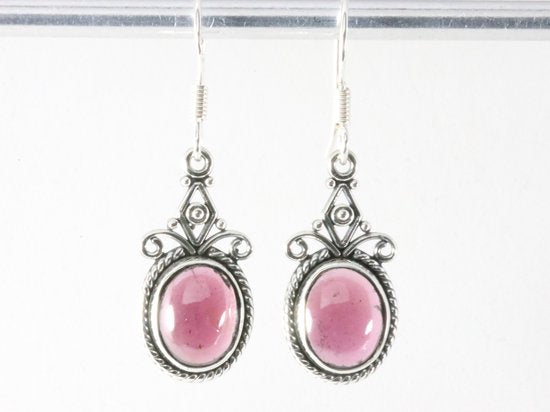 Bewerkte zilveren oorbellen met granaat afbeelding 3