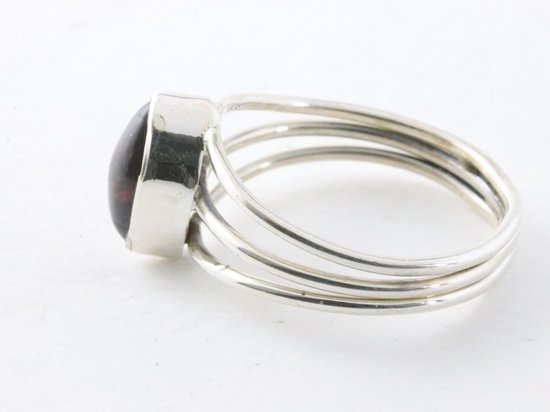 Opengewerkte zilveren ring met granaat afbeelding 2