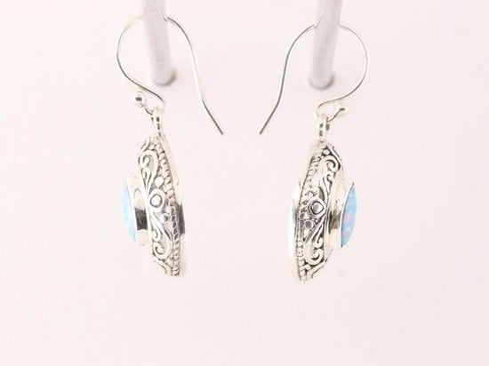 Traditionele bewerkte zilveren oorbellen met Australische opaal afbeelding 2