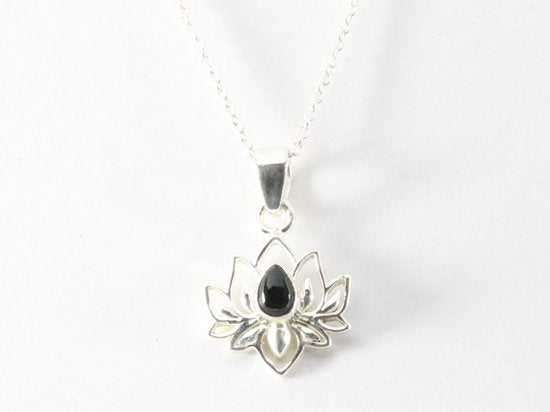 Fijne zilveren lotus hanger met onyx aan ketting afbeelding 4