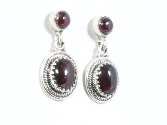 Bewerkte zilveren oorstekers met granaat afbeelding 2