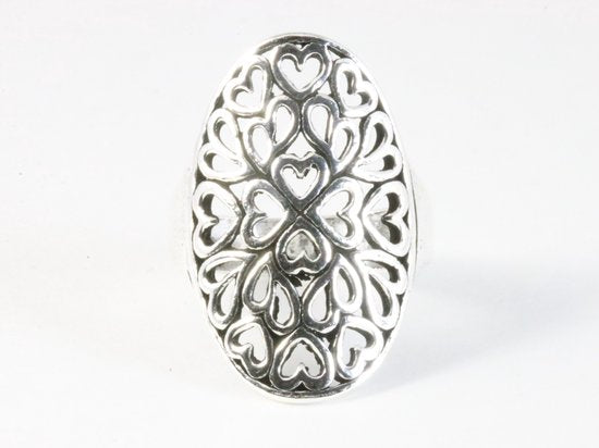 Opengewerkte zilveren ring met hartjes motief afbeelding 4