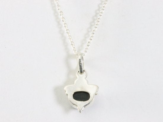 Fijne bewerkte zilveren hanger met onyx aan ketting afbeelding 3