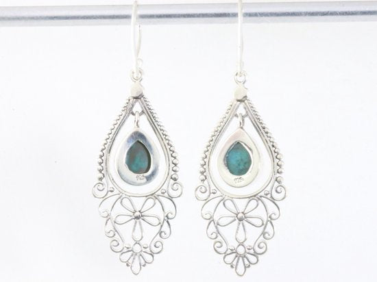 Lange opengewerkte zilveren oorbellen met Tibetaanse turkoois afbeelding 3