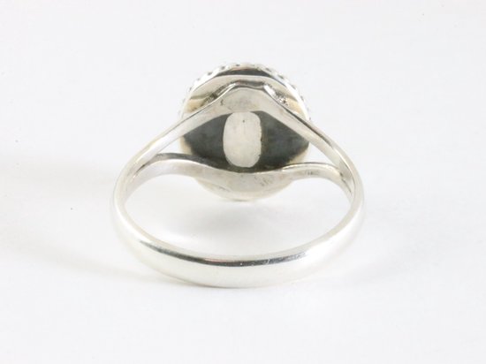 Bewerkte zilveren ring met regenboog maansteen afbeelding 3