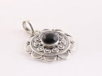 Opengewerkte zilveren hanger met onyx afbeelding 2
