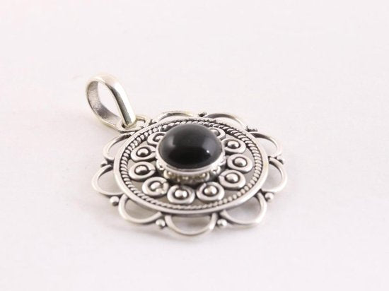 Opengewerkte zilveren hanger met onyx afbeelding 2