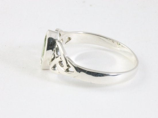 Fijne opengewerkte hoogglans zilveren ring met peridoot afbeelding 2